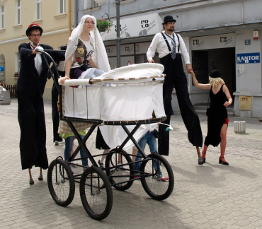 Foto k článku Chůdařský výlet mezi lidi